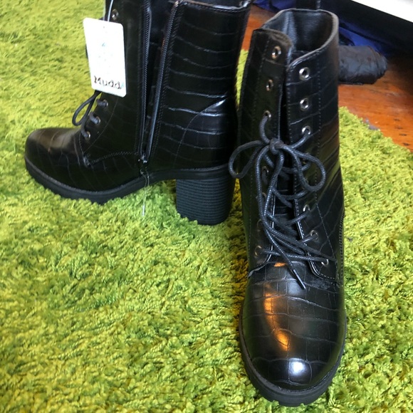 !! SOLD!! NWT NBW faux croc skin ankle combat booties 7.5 - Picture 2 of 2